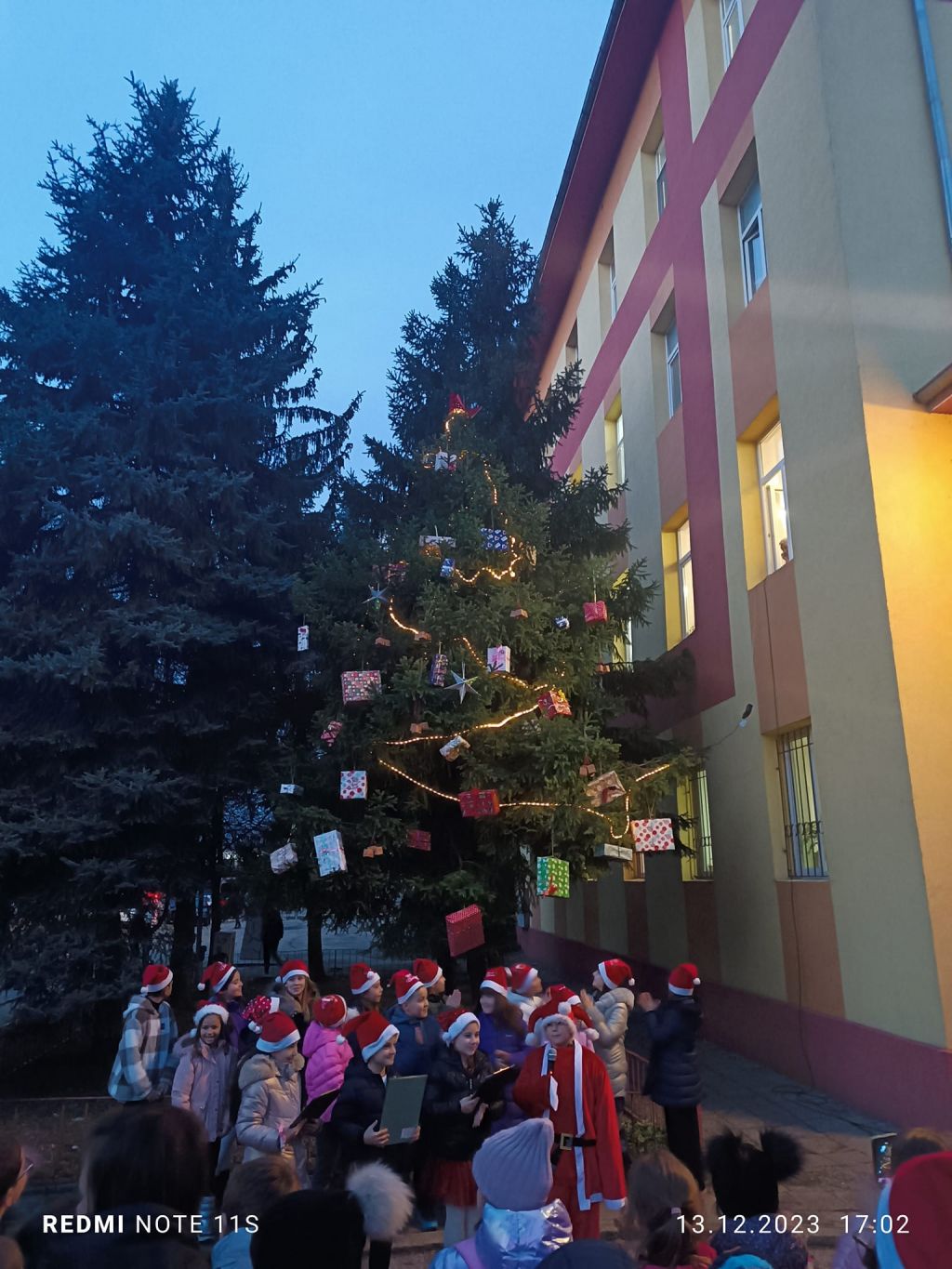 Запалване на коледната елха 2